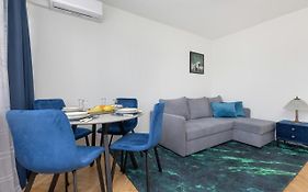 Cozy And Comfortable Wola Apartment By Noclegi Renters